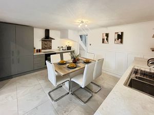 Kitchen- click for photo gallery